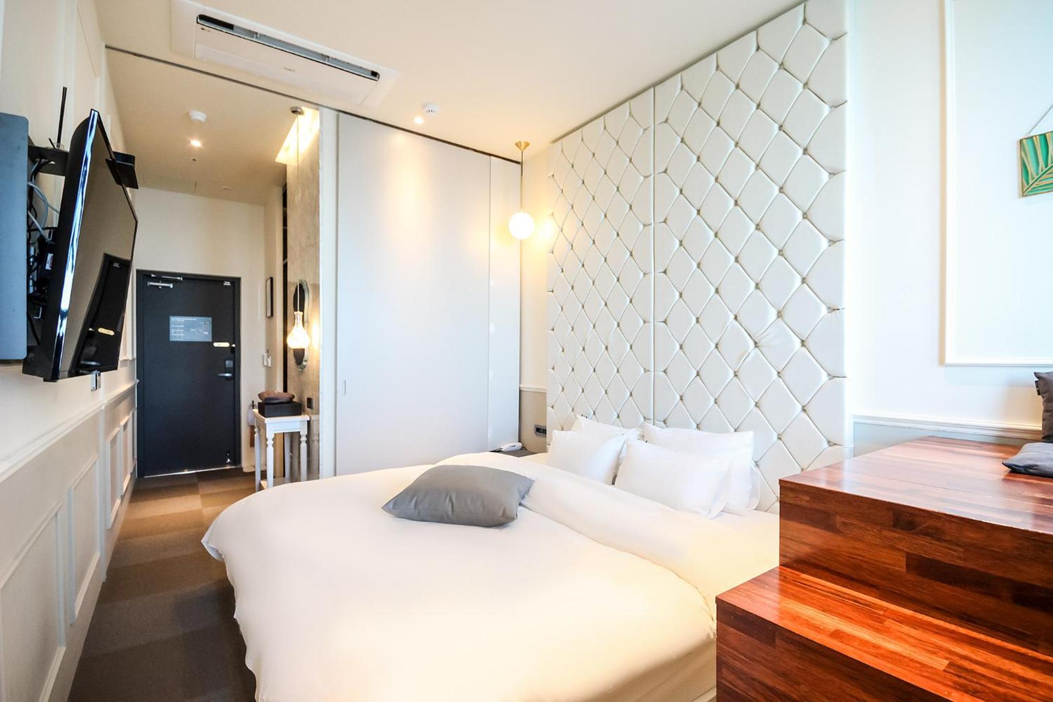 Standard, King Bed, Sea View, H Avenue 4/10