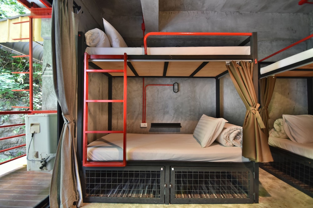 Sleeper Hostel 50/50