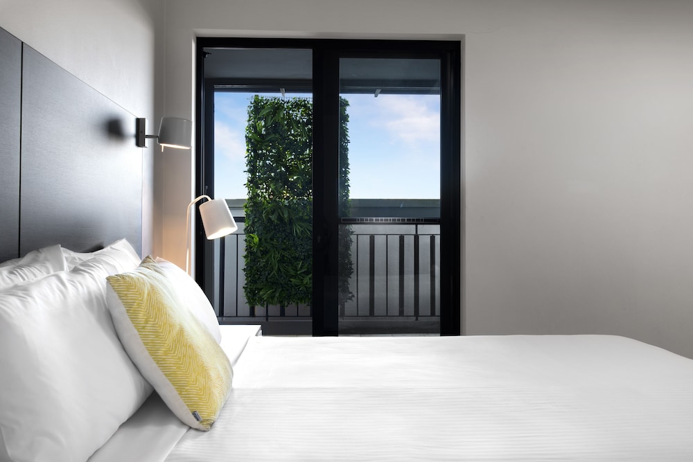 1 BEDROOM, SUITE