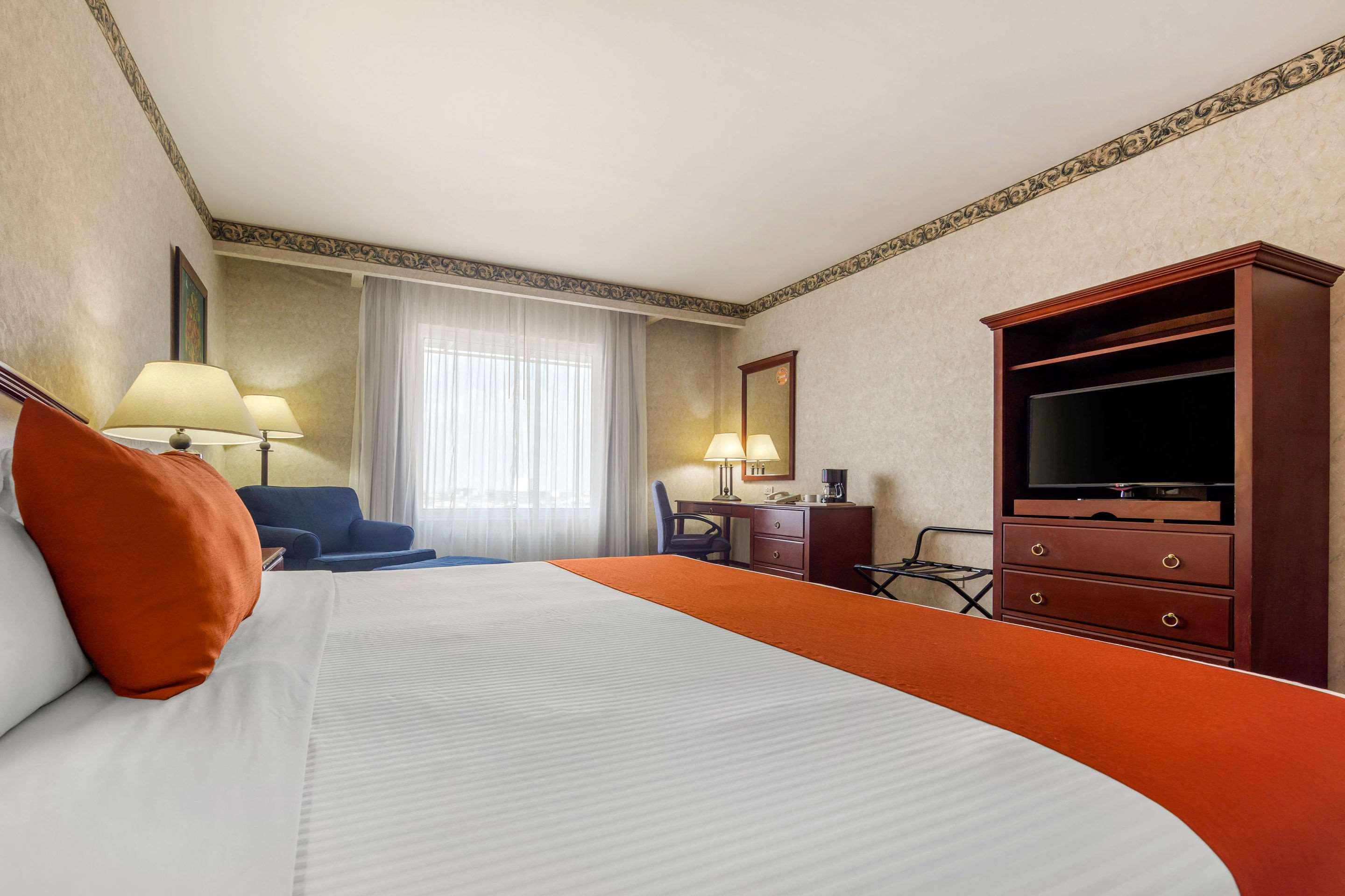 ROOM, KING BED