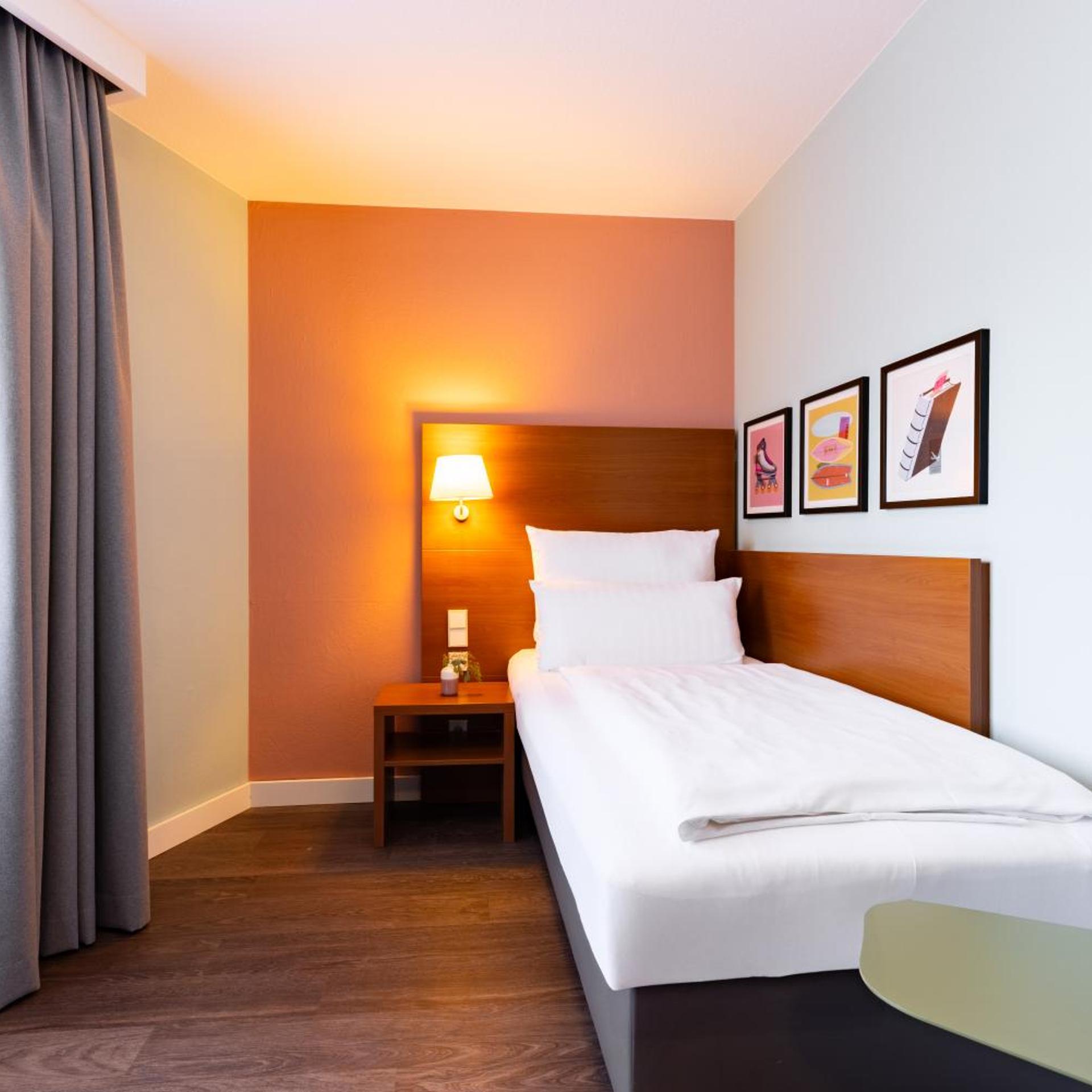 Room at Hotel Rega Stuttgart, STUTTGART