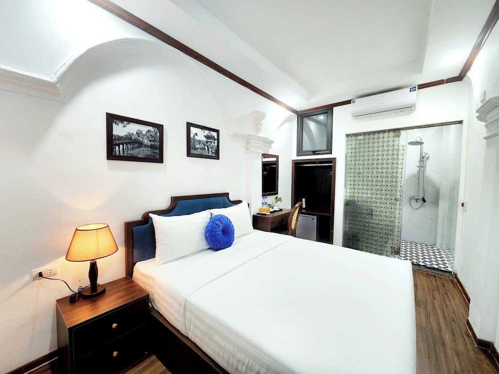 DELUXE, KING BED
