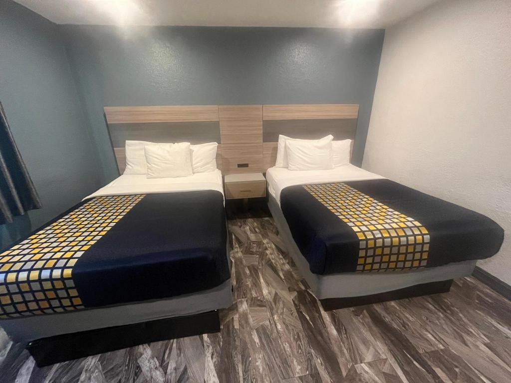 Room at Travel Inn Motel, ANAHEIM - CA