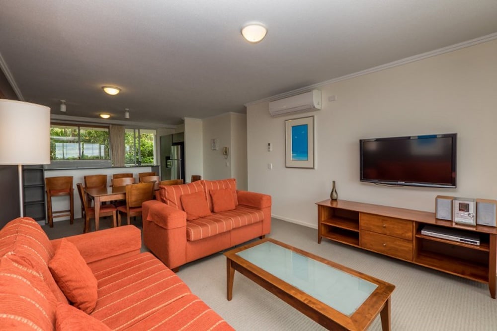 SEACHANGE COOLUM BEACH 43/76
