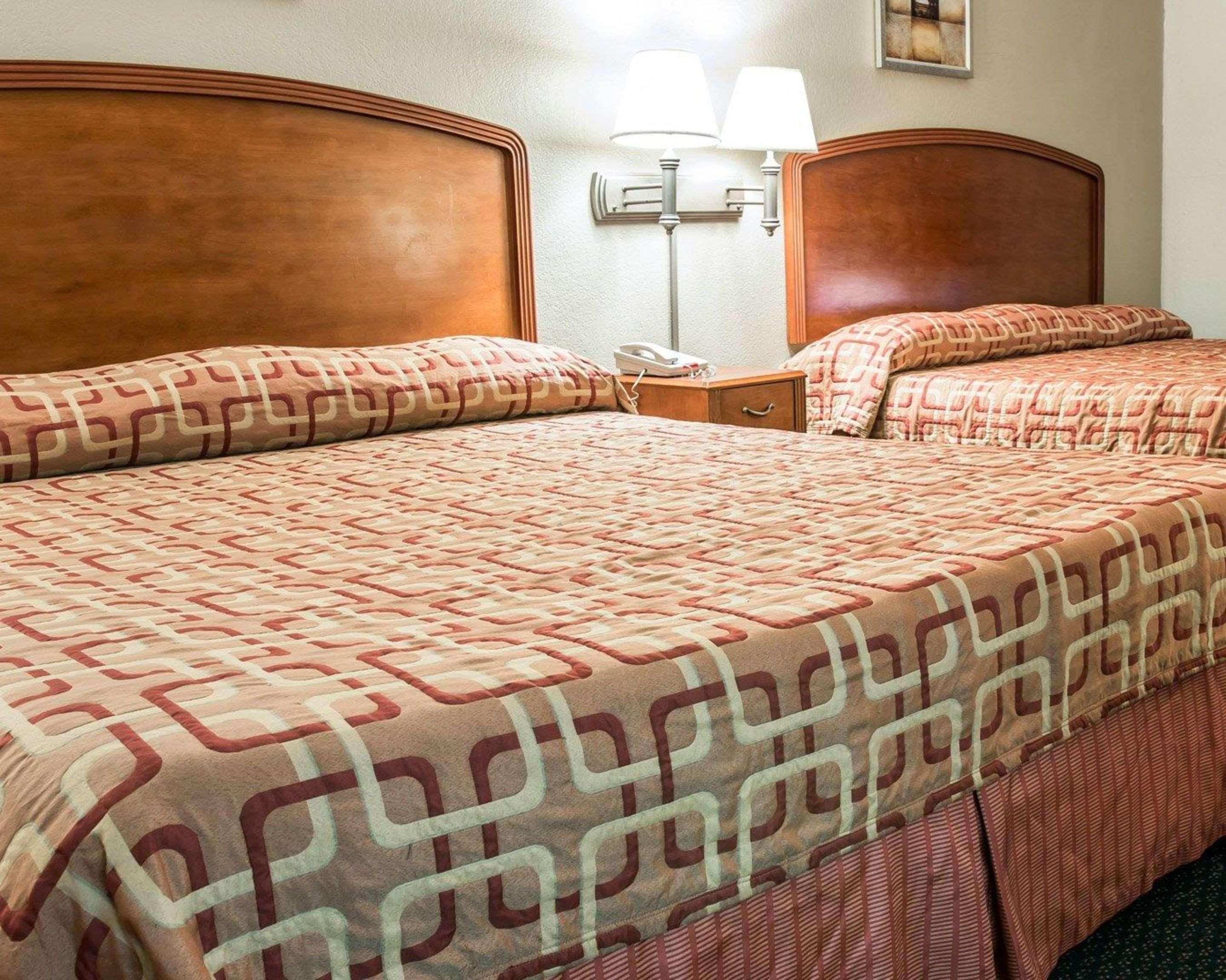 جناح بسرير كينج، Econo Lodge Kalamazoo MI 2/3