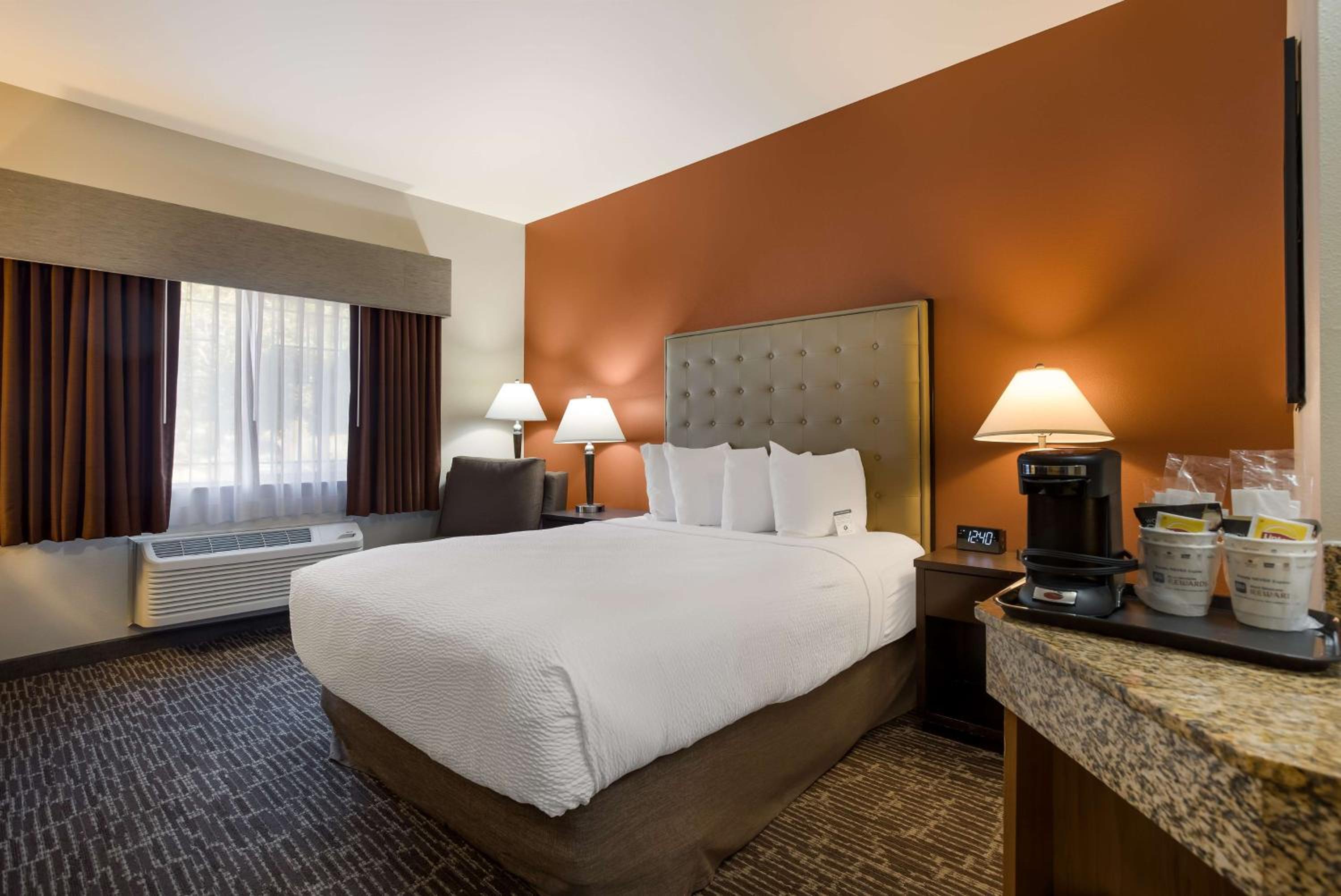 غرفة بسرير كوين بحوض استحمام لذوي الإعاقة، Best Western Northwest Lodge 7/10