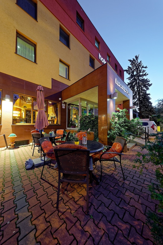 Max Inn Hotel 48/50
