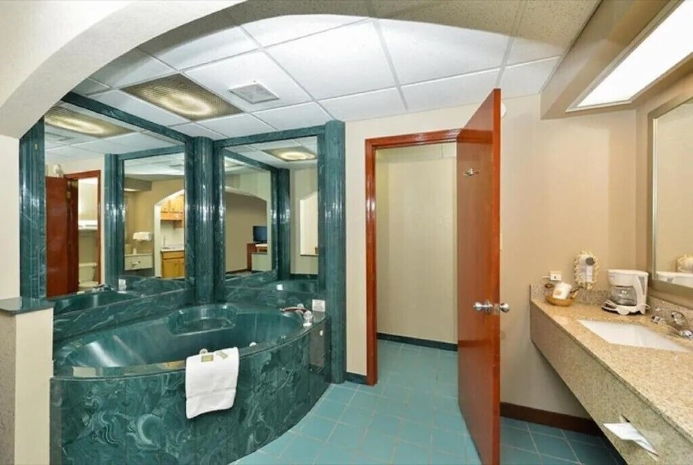 Super 8 By Wyndham Clarksville Northeast 20/21