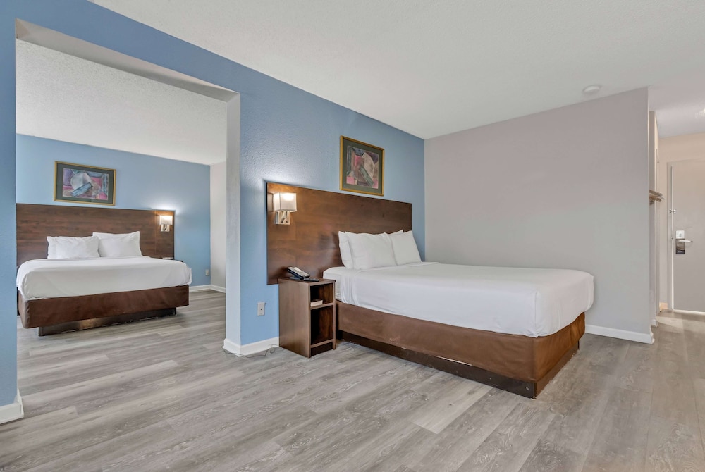 FAMILY SUITE, 2 QUEEN BEDS, NO ELEVATOR, STAIR ACCESS ONLY