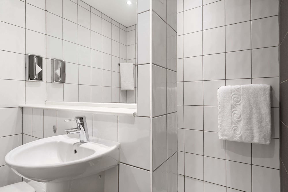 Ramada by Wyndham London Stansted Airport 10/35