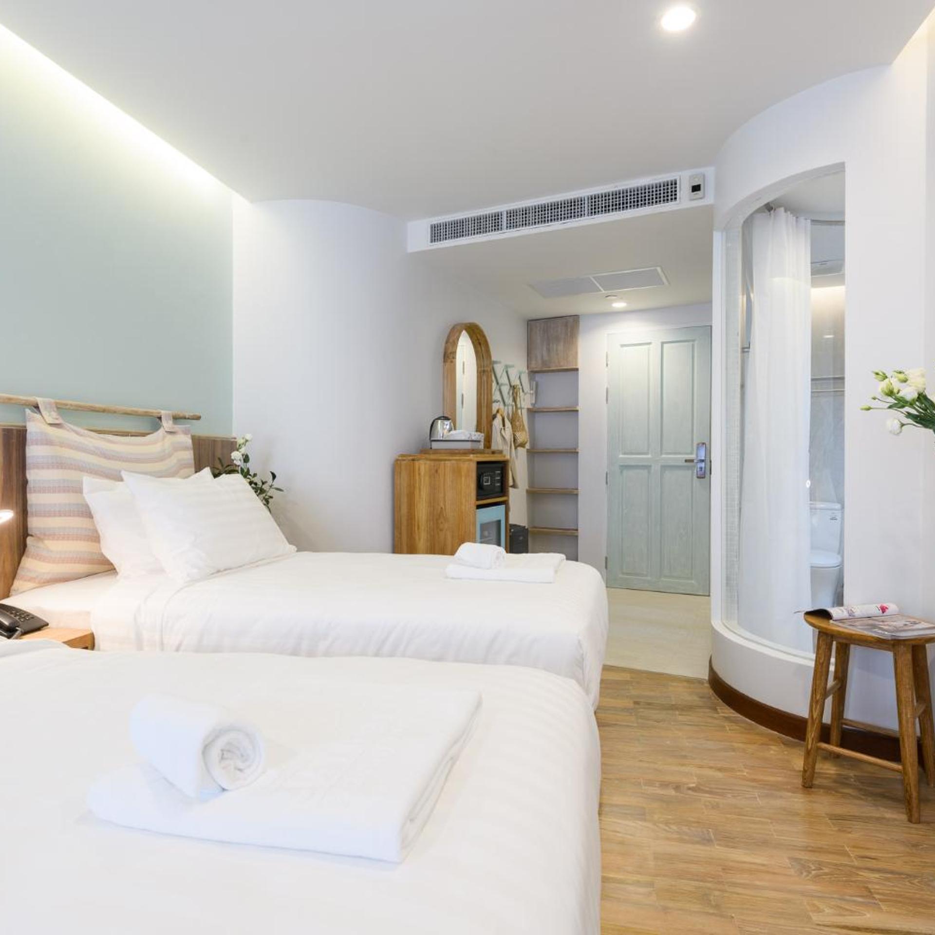 Deluxe, Double or Twin Bed, Pool Access 2/8