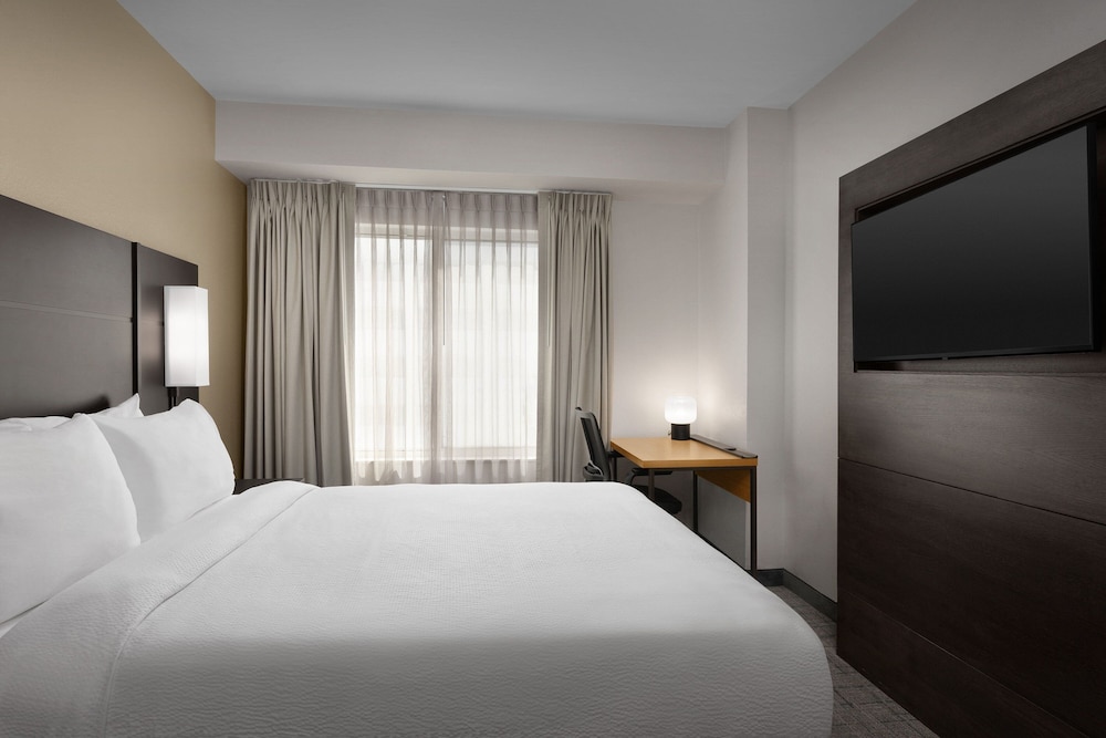 جناح بسرير كوين بغرفة نوم واحدة مع أريكة، Residence Inn by Marriott Charlotte SouthPark 2/5