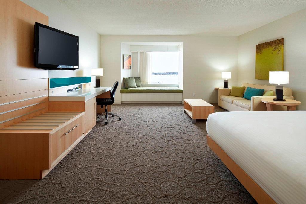 Guest Room, King Bed, Water View, Sofa, Jetted Tub, Large