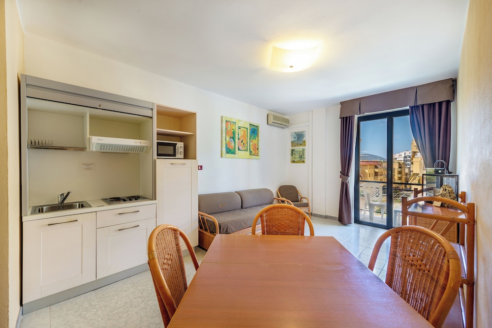 Rina Hotel 36/75
