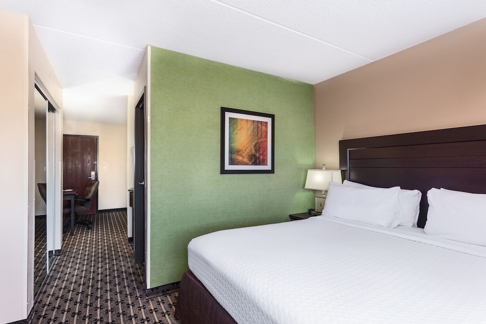 CROWNE PLAZA MILWAUKEE AIRPORT 17/81