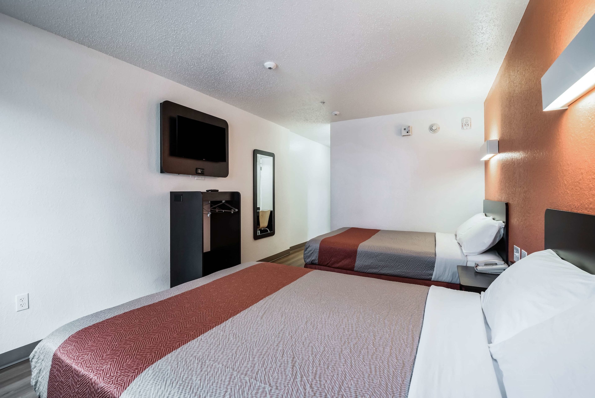 2 Queen Beds - ADA/Tub Premium, Mini Fridge