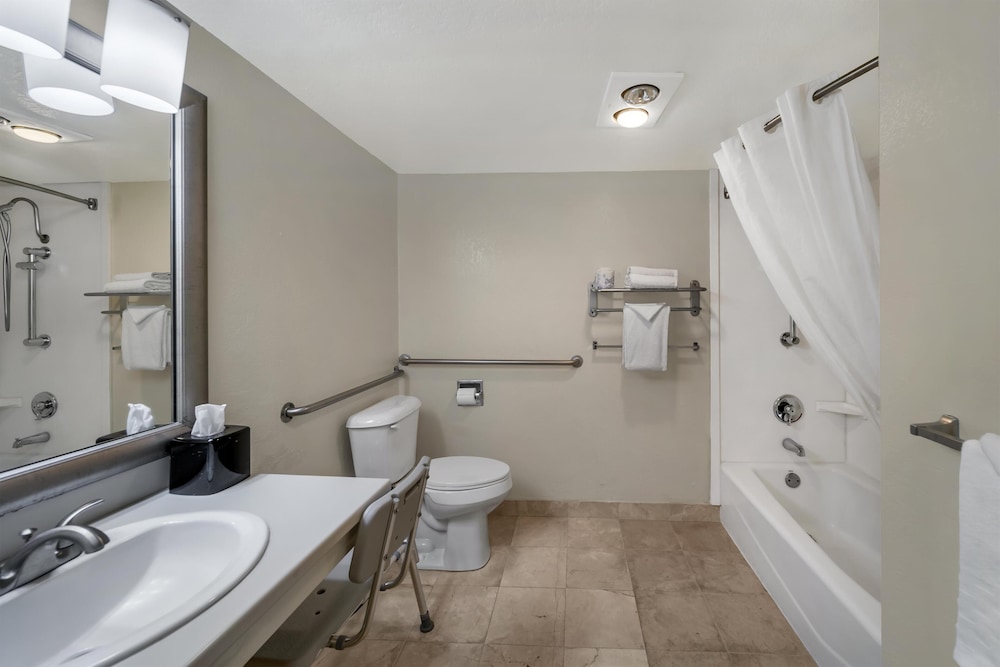 غرفة قياسية بسرير كينج لذوي الإعاقة، Best Western Plus Northwoods Inn 8/10