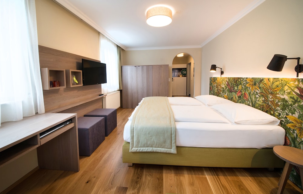 DELUXE, QUEEN BED, GARDEN AREA