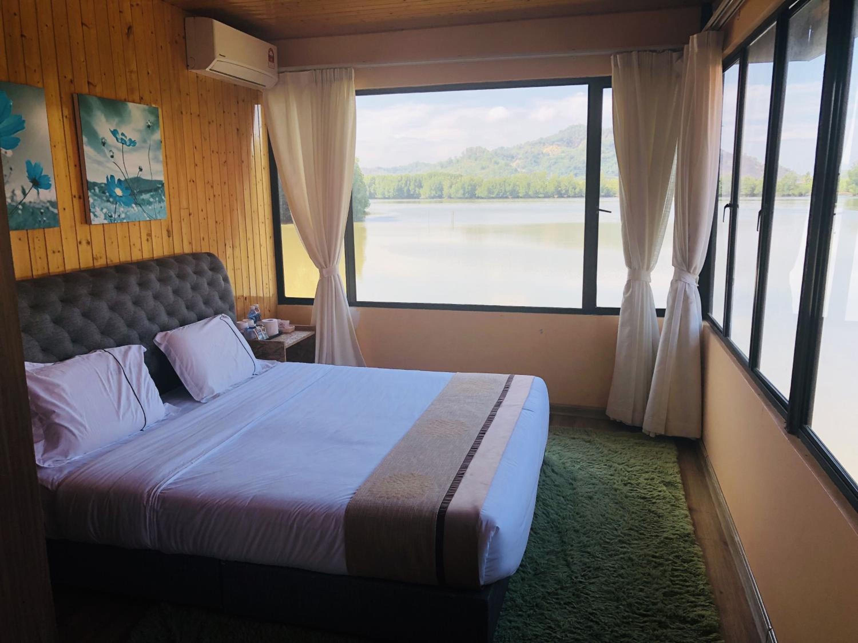 Room, King Bed, Lagoon View
