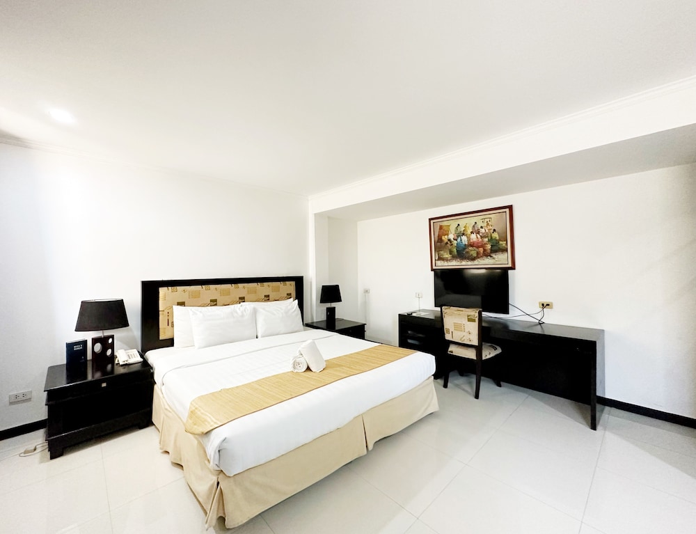 DELUXE, KING BED