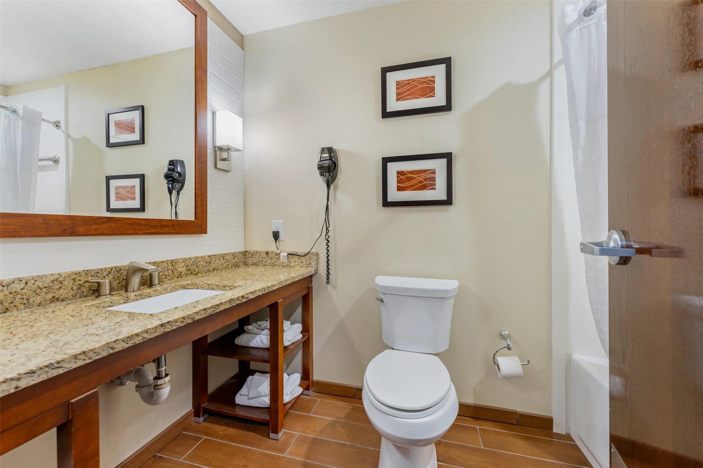 Upgrade, 2 Queen Beds, Comfort Inn & Suites Triadelphia - Wheeling 3/3