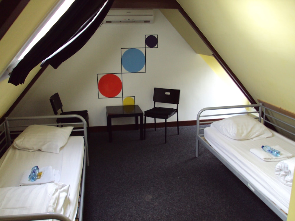 ROOM, TWIN BEDS, SHARED BATHROOM