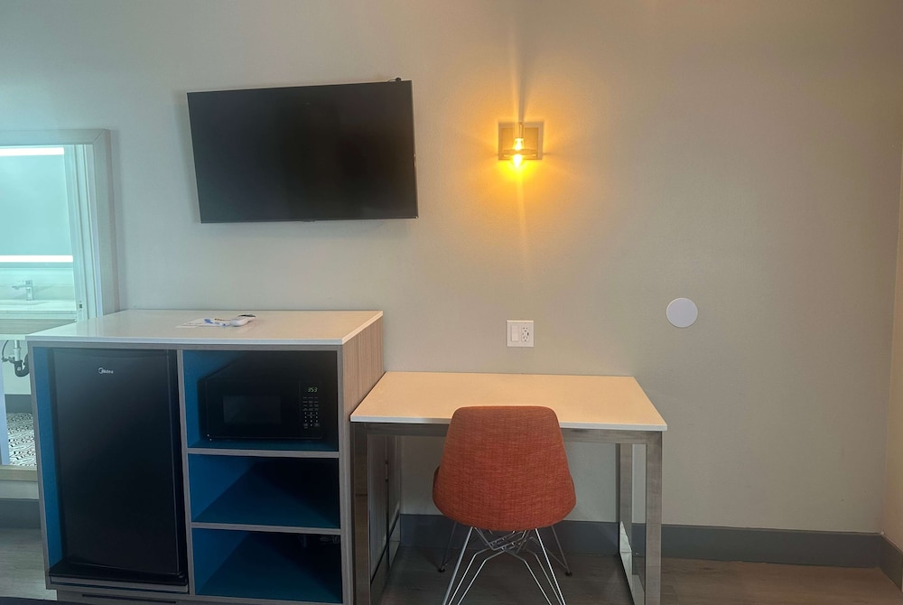 Super 8 by Wyndham Oceanside Downtown 37/50