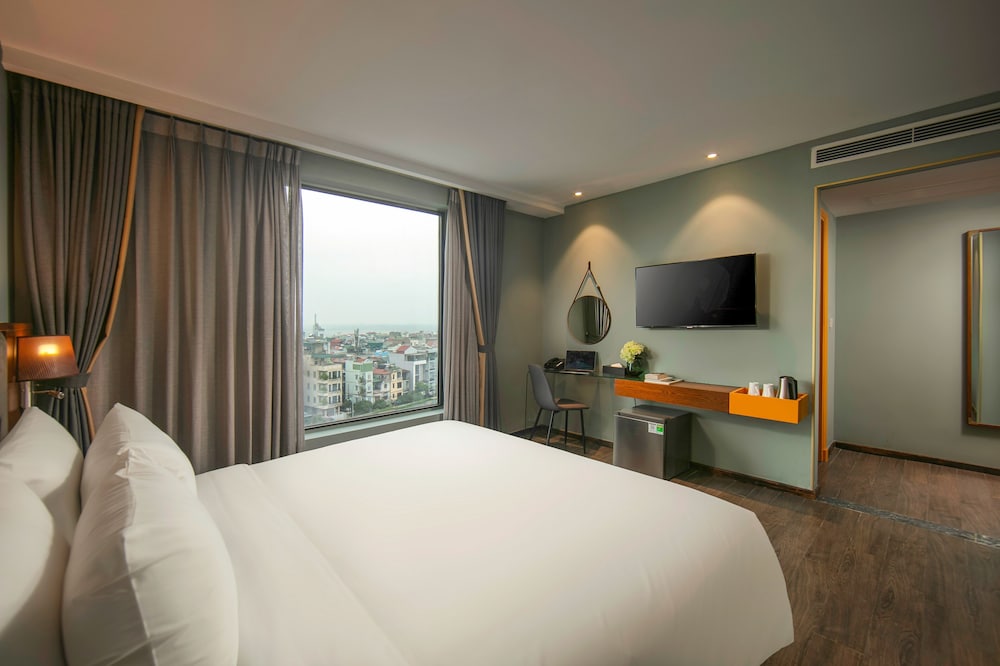 SUITE, CITY VIEW