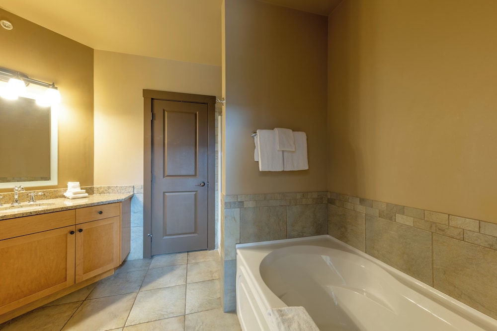 The Palliser Lodge 15/29