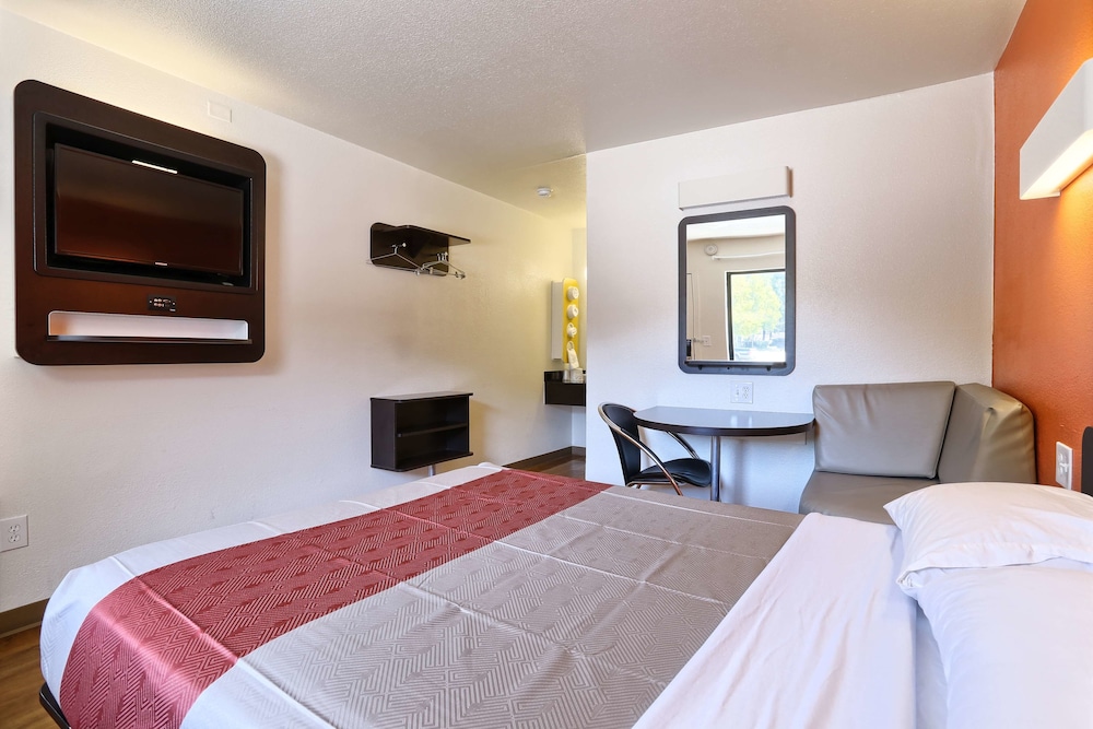Super 8 by Wyndham Walnut Creek 9/35