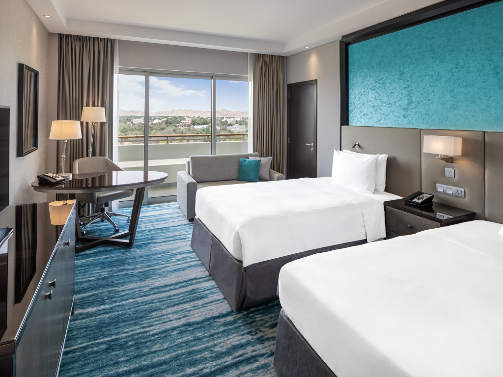غرفة بريميوم بشرفة، Radisson Blu Hotel & Resort Al Ain 6/8