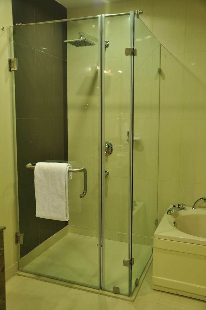Le Lac Sarovar Portico 54/56