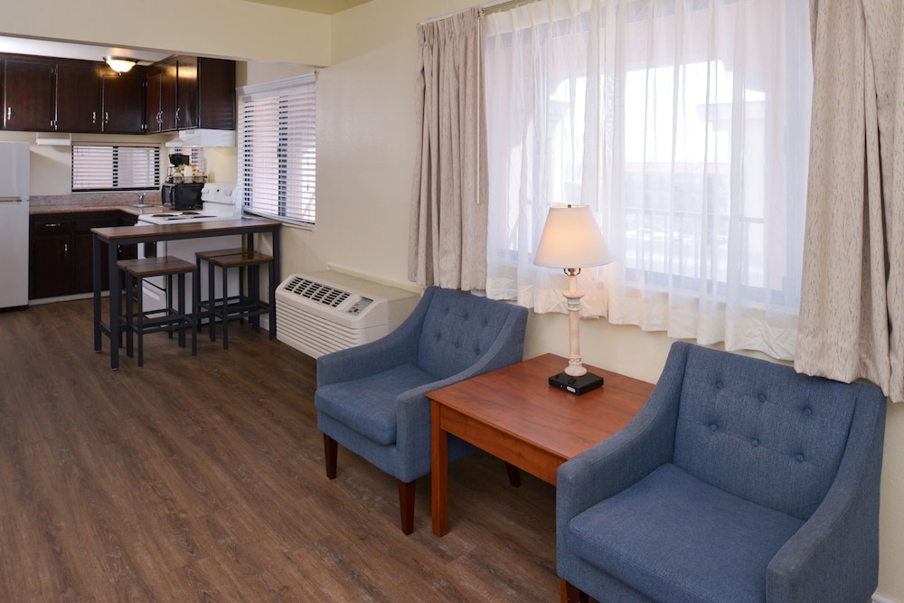 Edgewater Inn And Suites 53/76