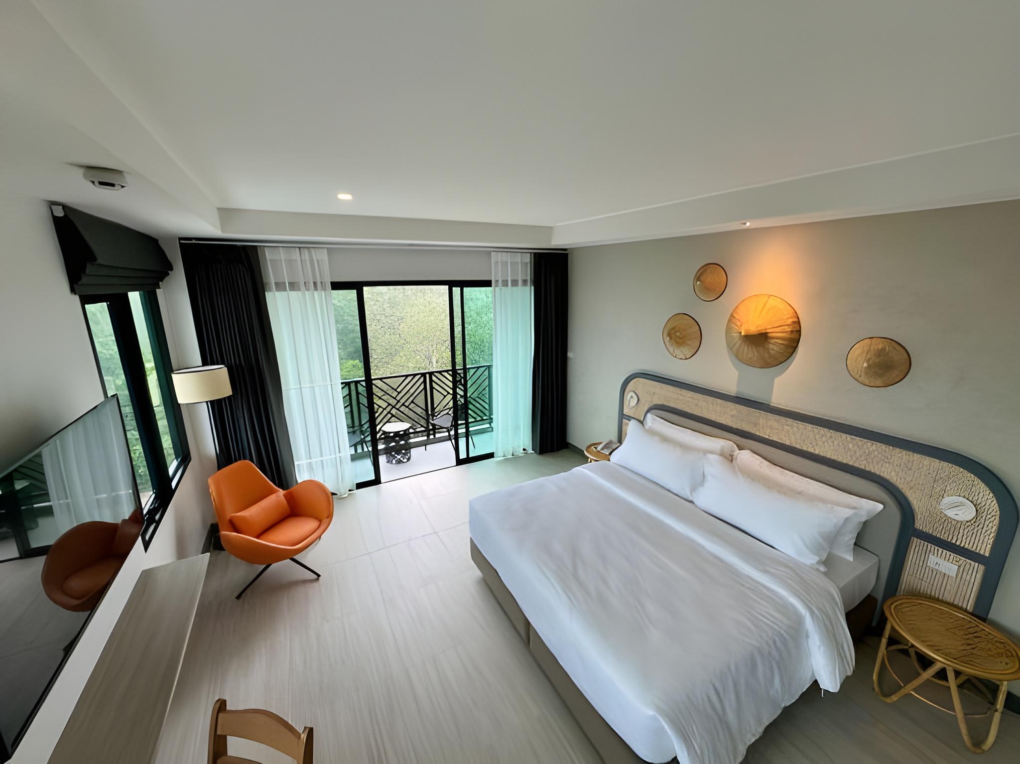 Premier, Suite, King Bed, Pool and Mountain View, Corner