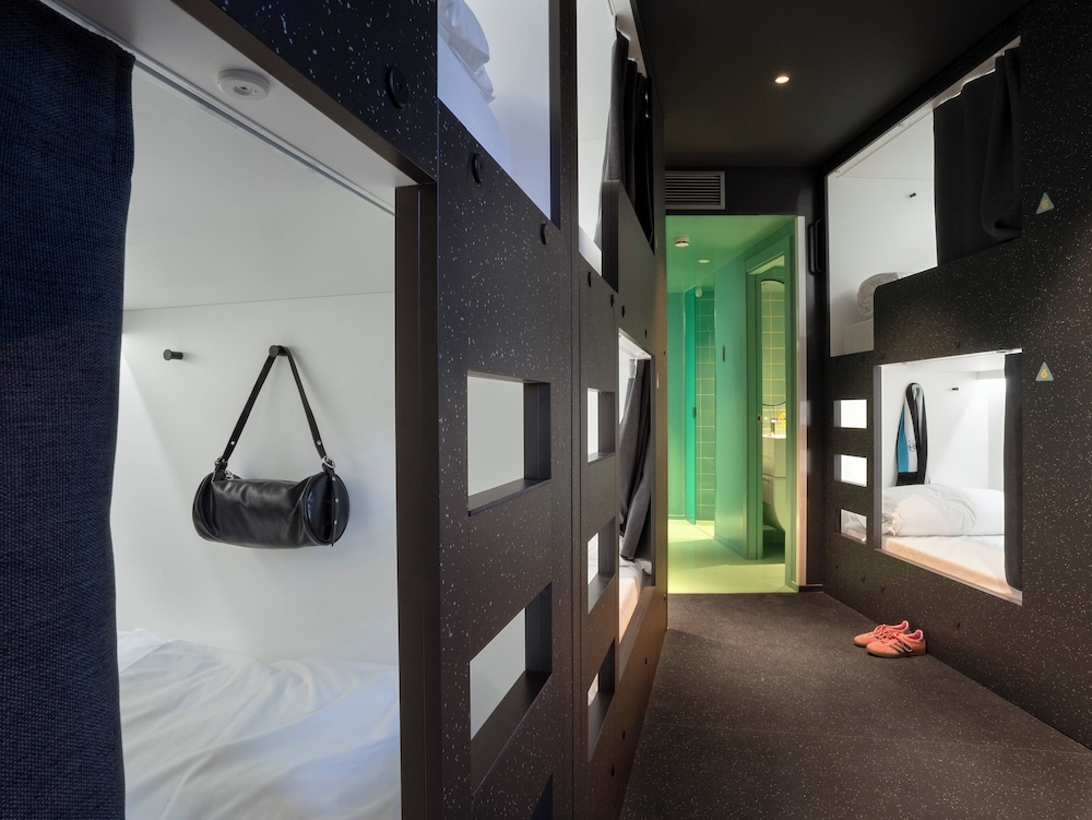 Mixed Dorm, Sextuple, 3 Bunk Beds