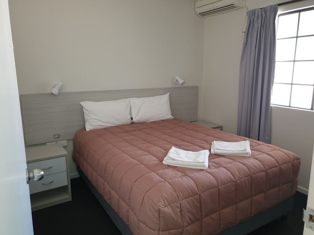 Shakespeare Motel 16/50