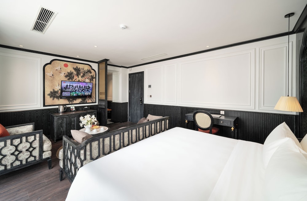 Premier, King Bed, City View