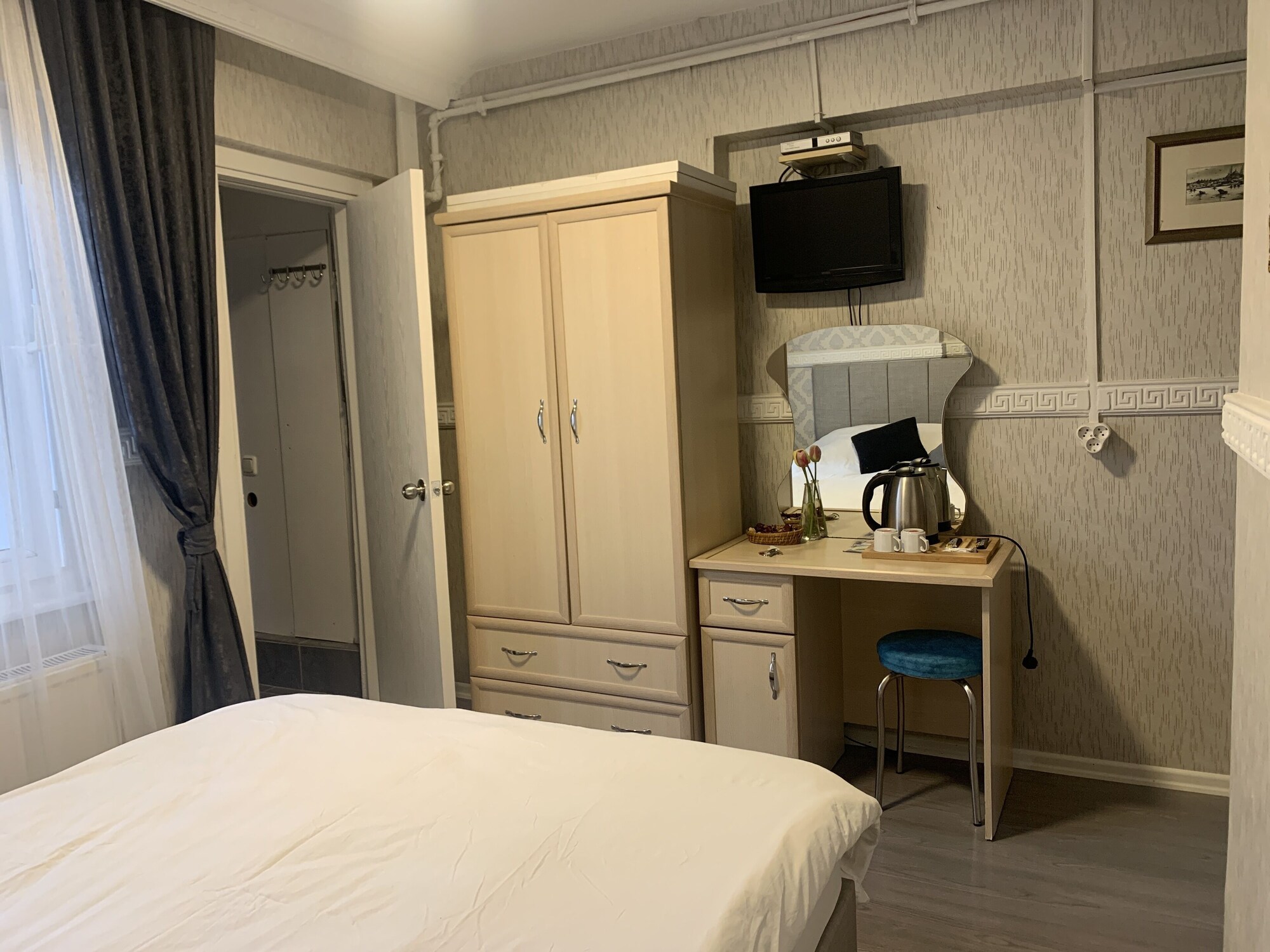 Economy, King Bed
