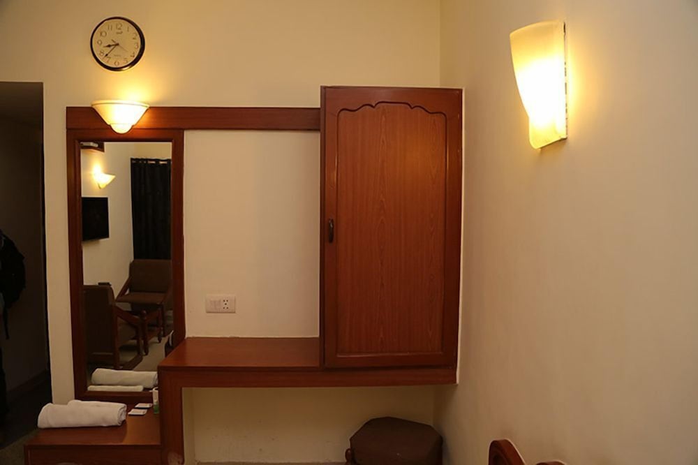 Oyo 2351 Hotel Golden Plaza 19/24
