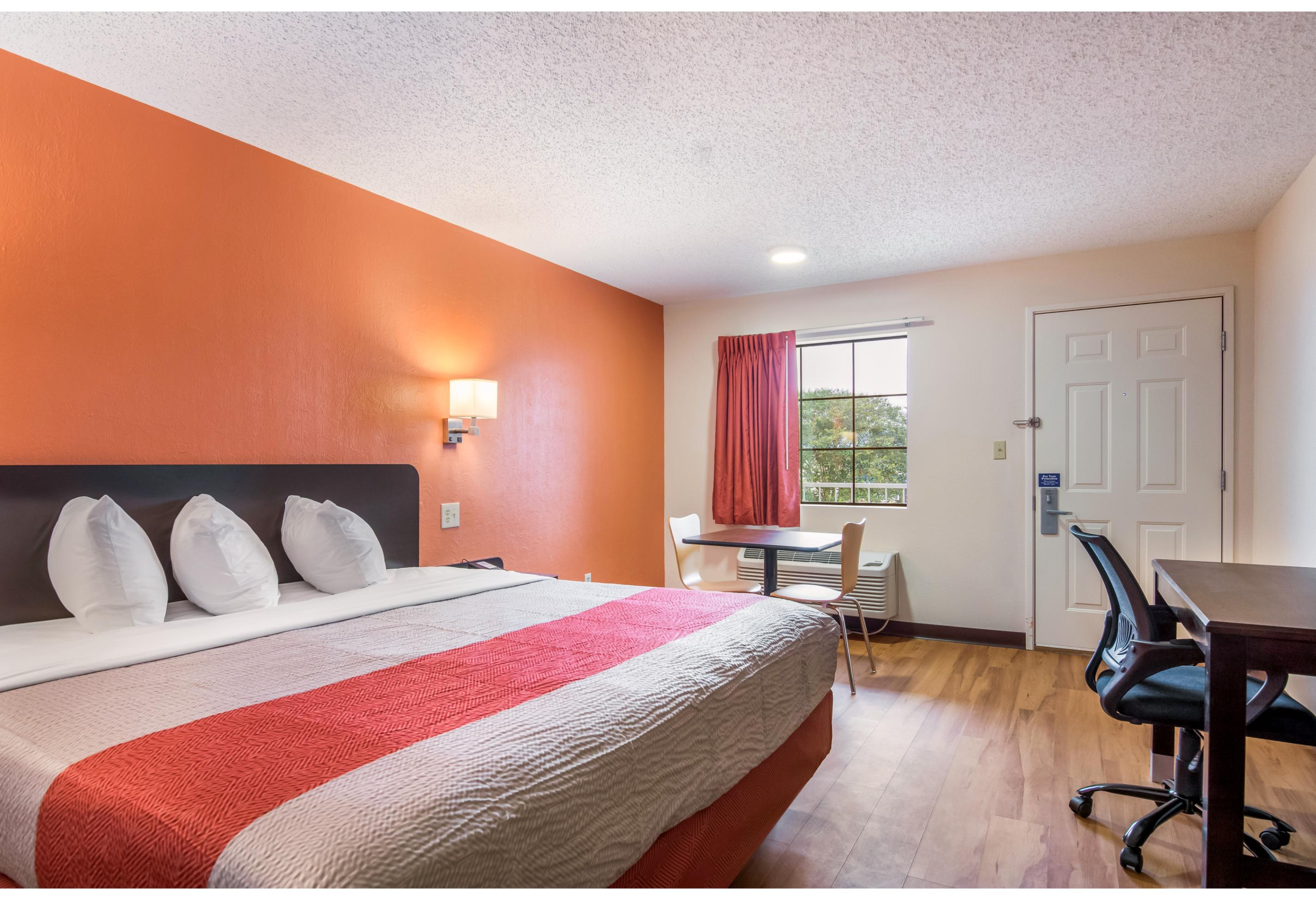 1 King Bed - Non-Smoking, Micfridge