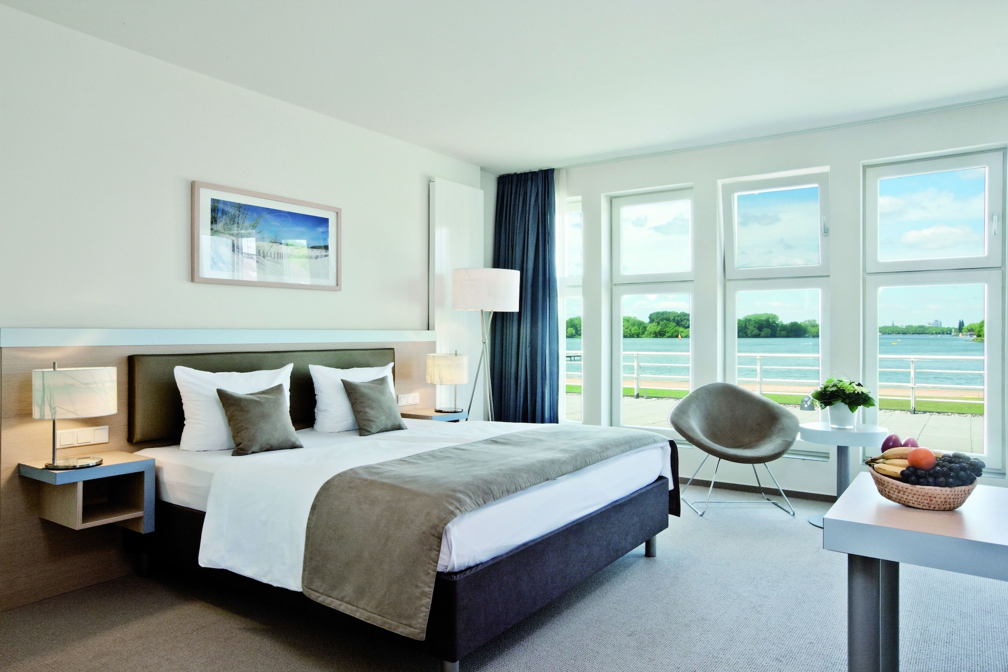 DELUXE, DOUBLE OR TWIN BED, LAKE VIEW, TERRACE