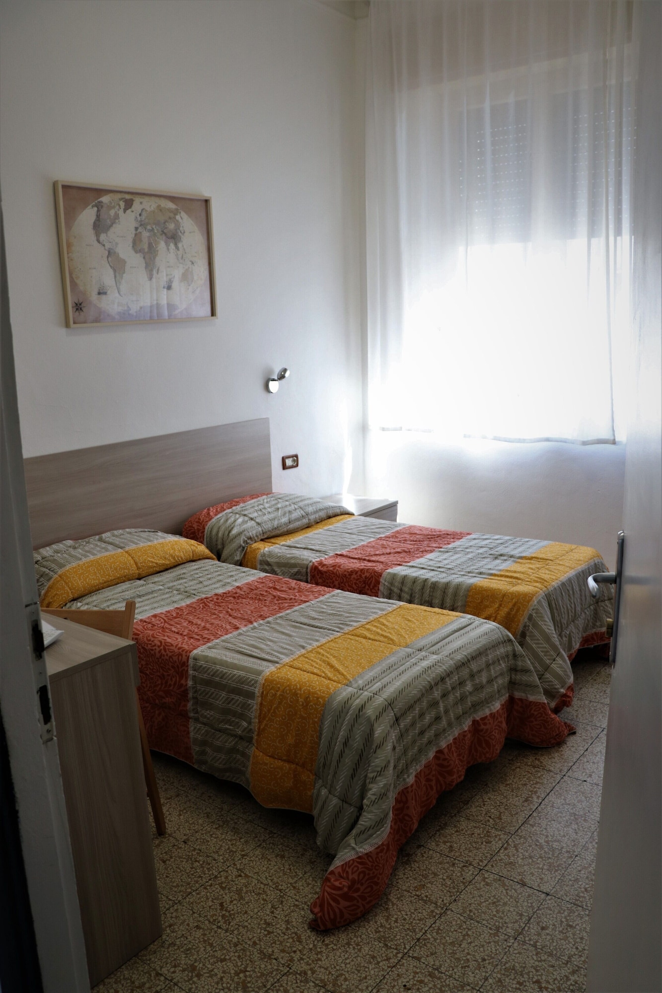 ROOM, DOUBLE OR TWIN BED