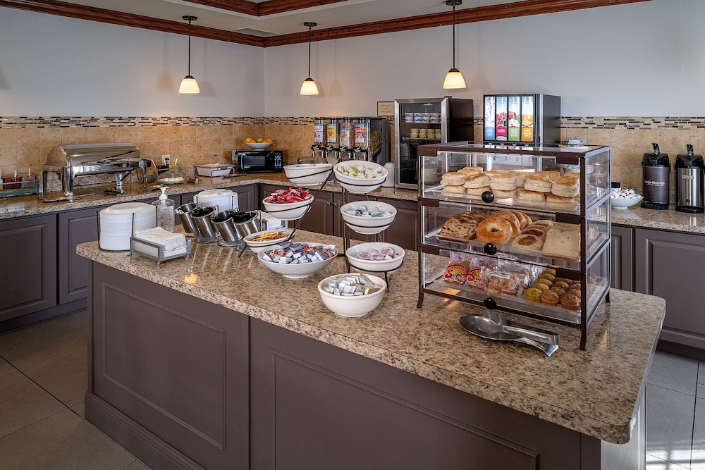 Country Inn and Suites By Radisson Charleston South WV 27/46