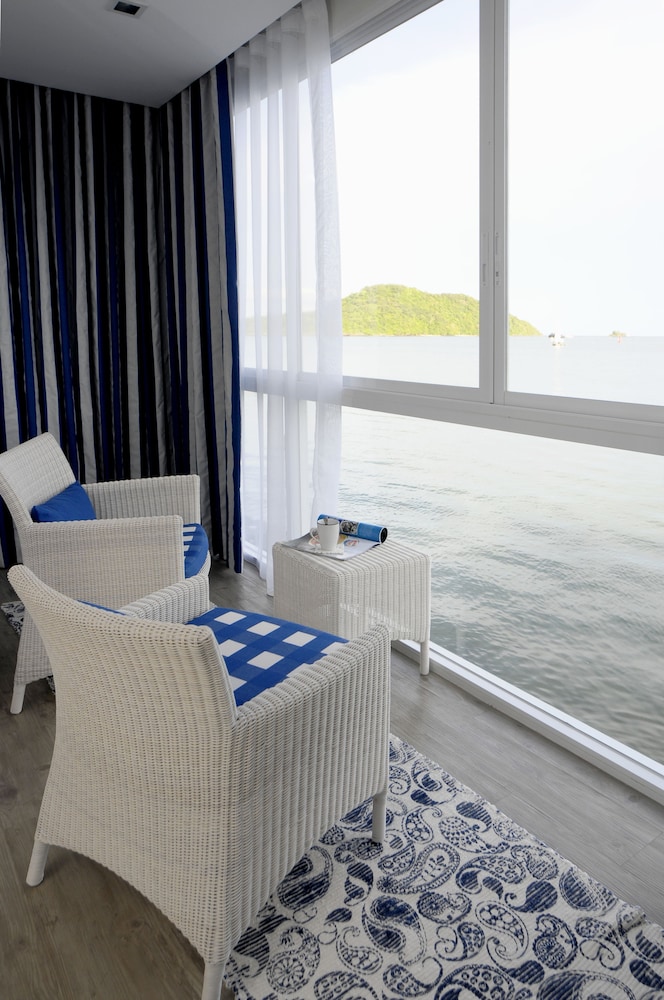 Phuket Boat Quay 24/50