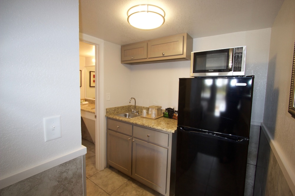 At Home Inn And Suites Pensacola 10/80