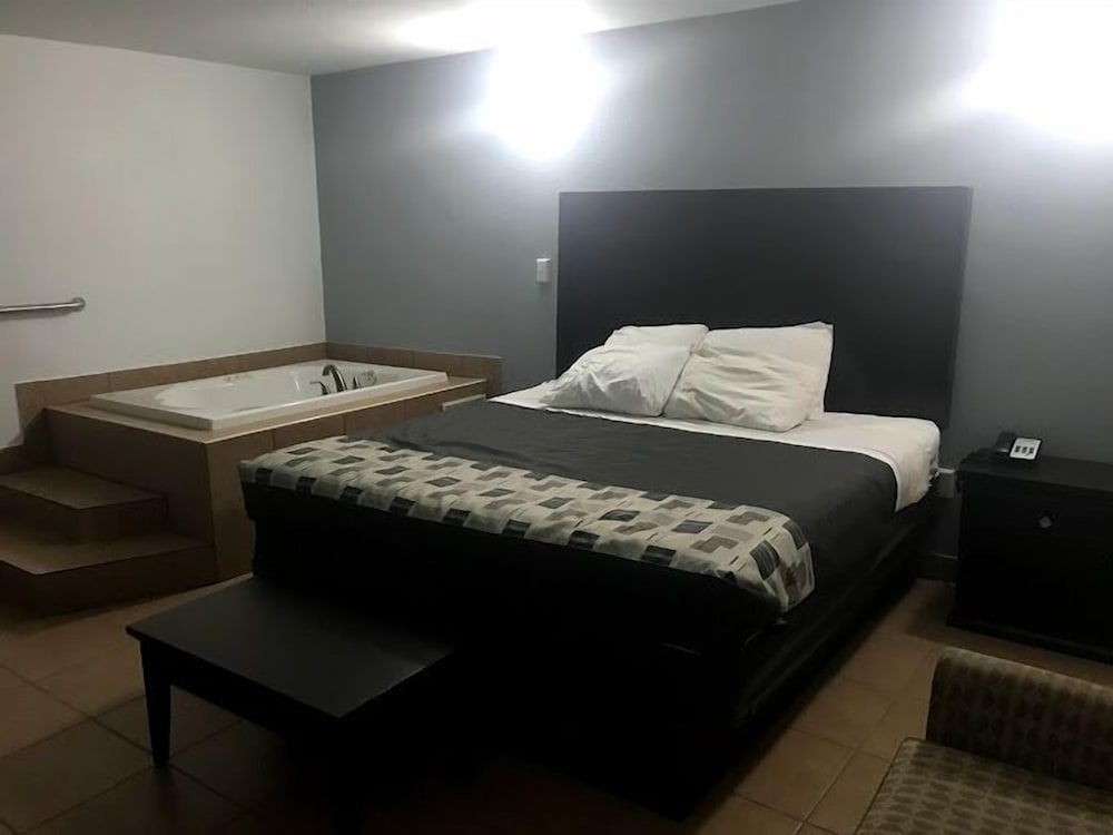 STANDARD, KING BED, JETTED TUB