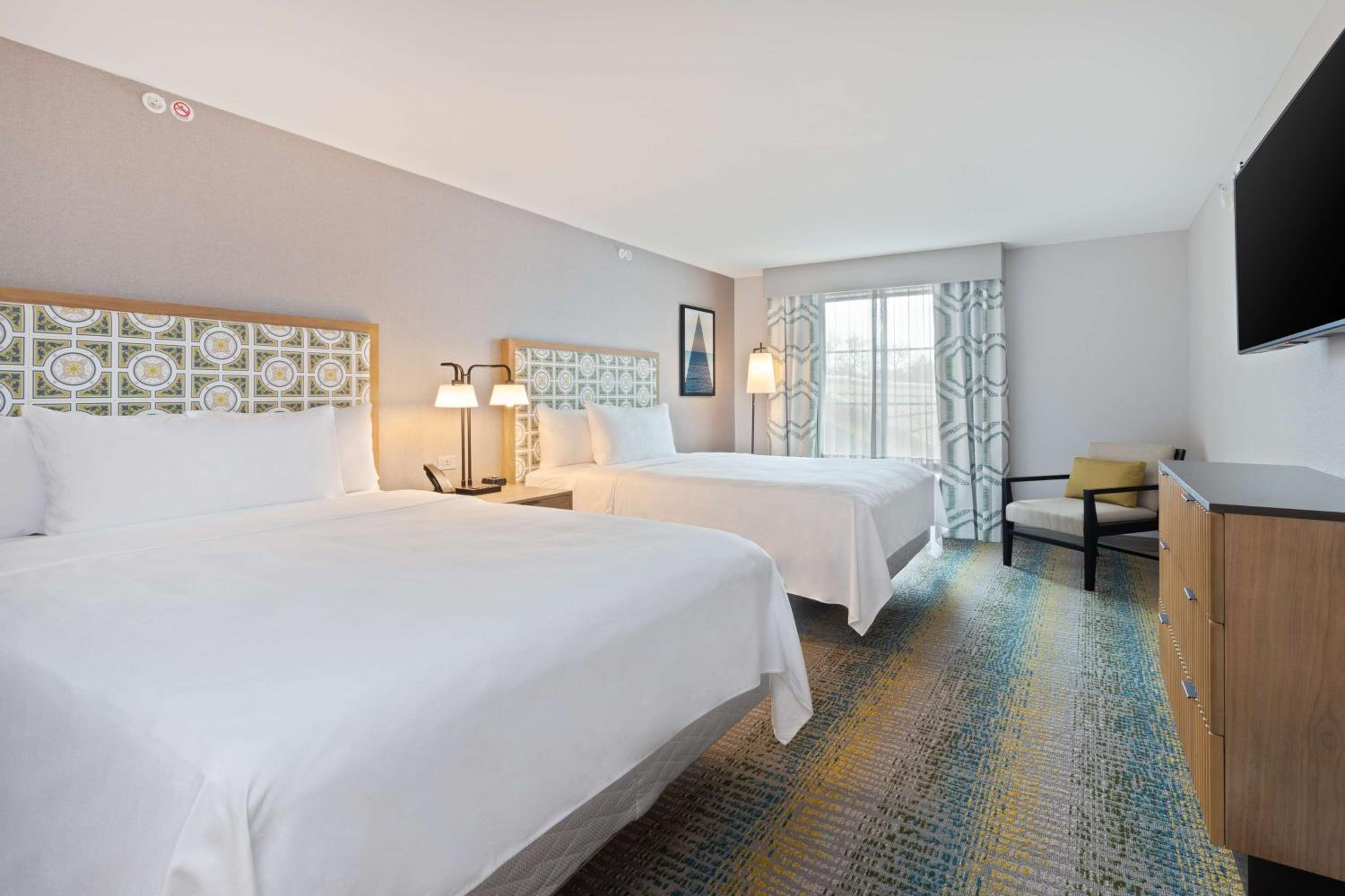 Suite, Queen Bed, Bathtub, Accessible