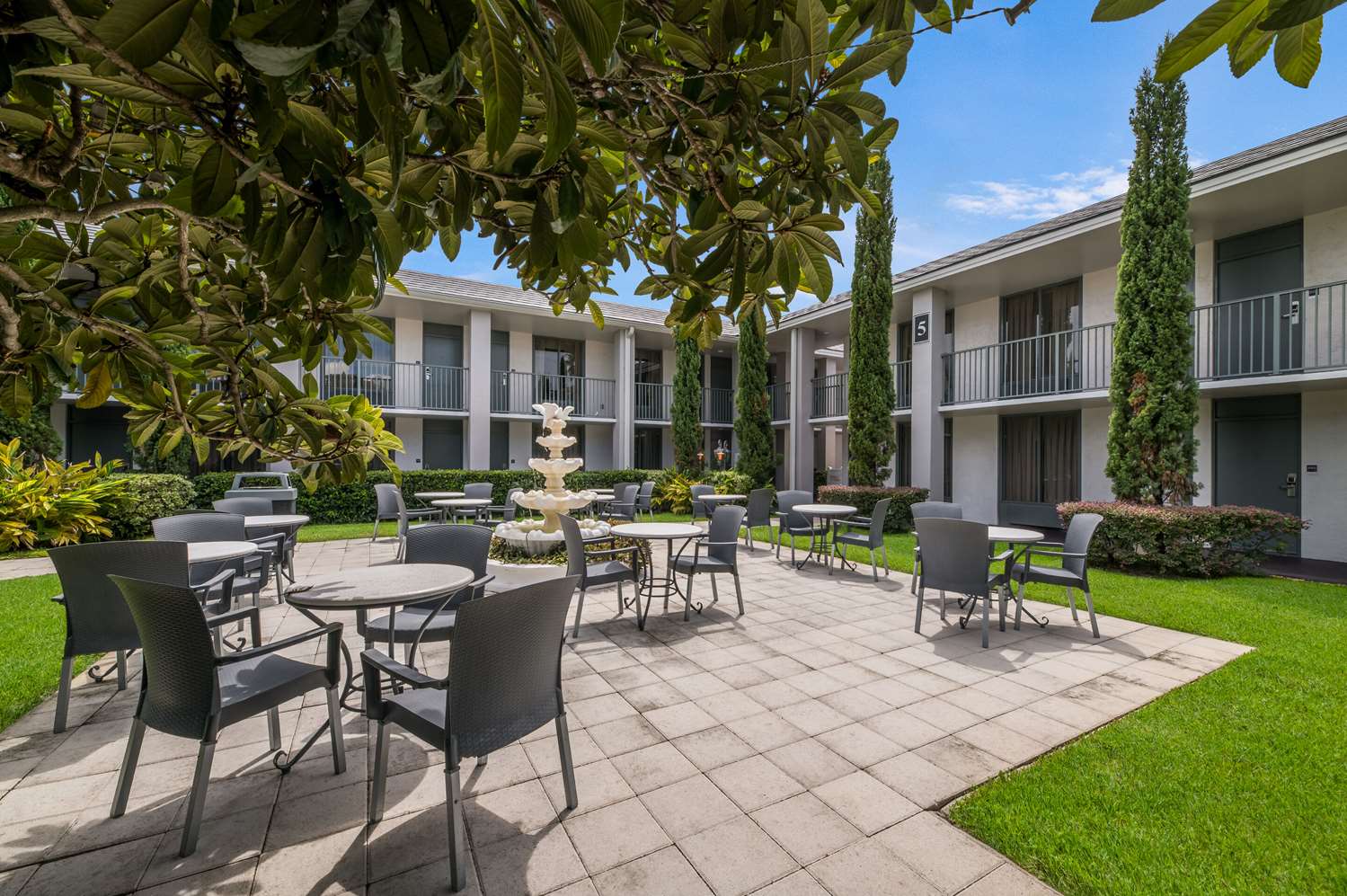 Clarion Inn & Suites Across From Universal Orlando Resort 25/27