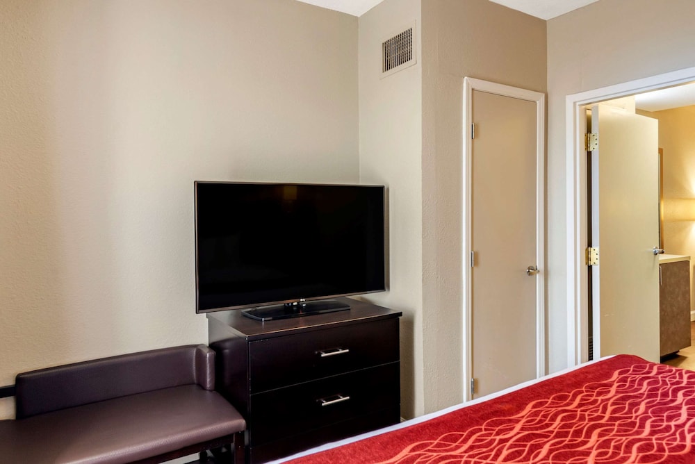 Comfort Inn & Suites Near Six Flags GA 35/38