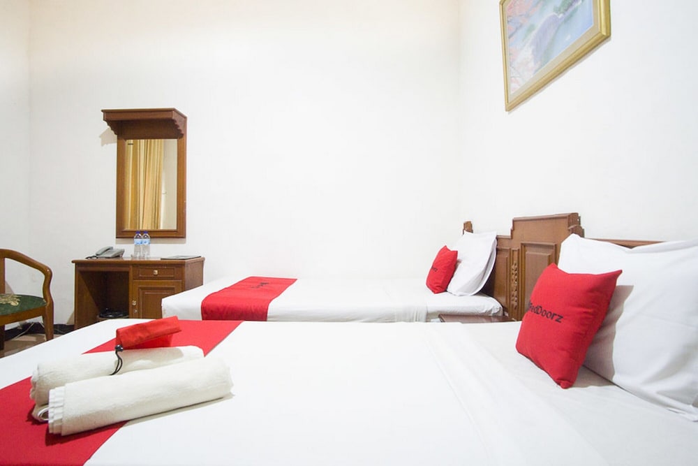 RedDoorz near Pantai Falajawa Ternate 21/29